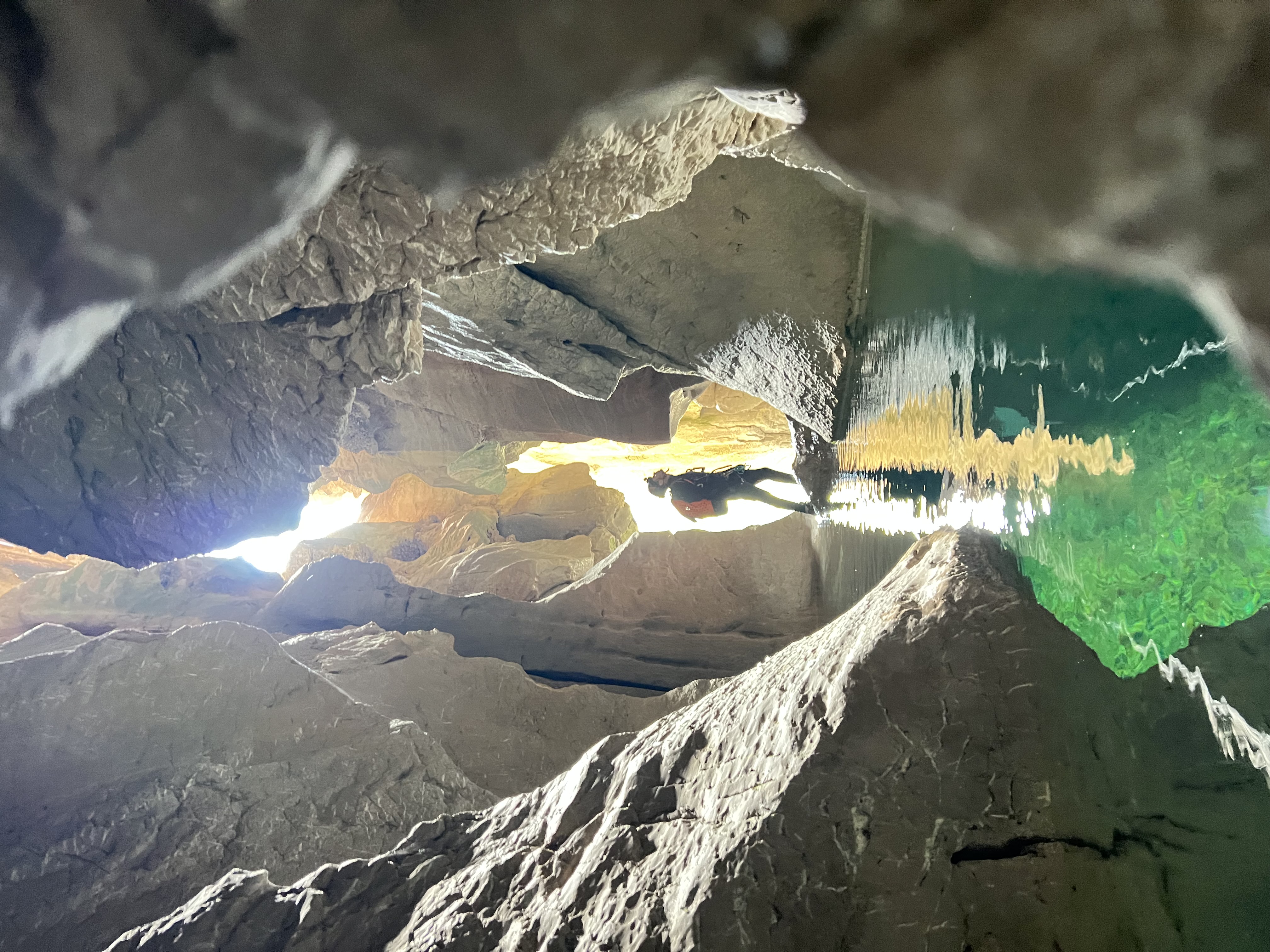 Canyoning Grenoble - Personne explorant un canyon aquatique avec des parois rocheuses et de l'eau verte, photo par Eva Lourau